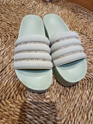 Chanclas verdes con pedrería