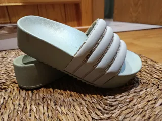 Chanclas verdes con pedrería
