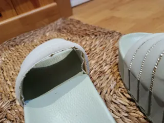 Chanclas verdes con pedrería