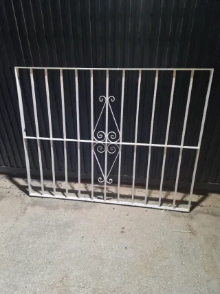 Reja de hierro blanca con diseño