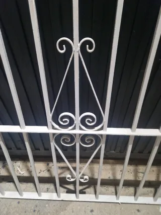 Reja de hierro blanca con diseño