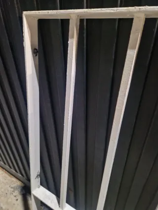 Reja de hierro blanca con diseño