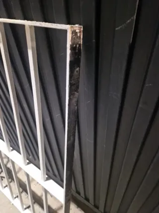 Reja de hierro blanca con diseño