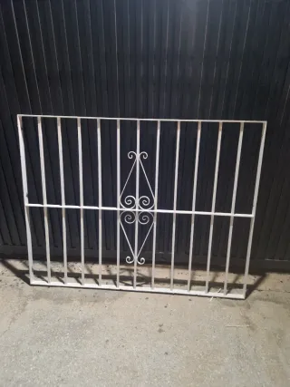 Reja de hierro blanca con diseño