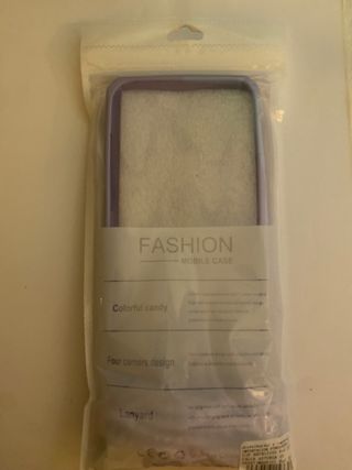 Funda Móvil Morada Iphone 13 Pro Max con cordón.