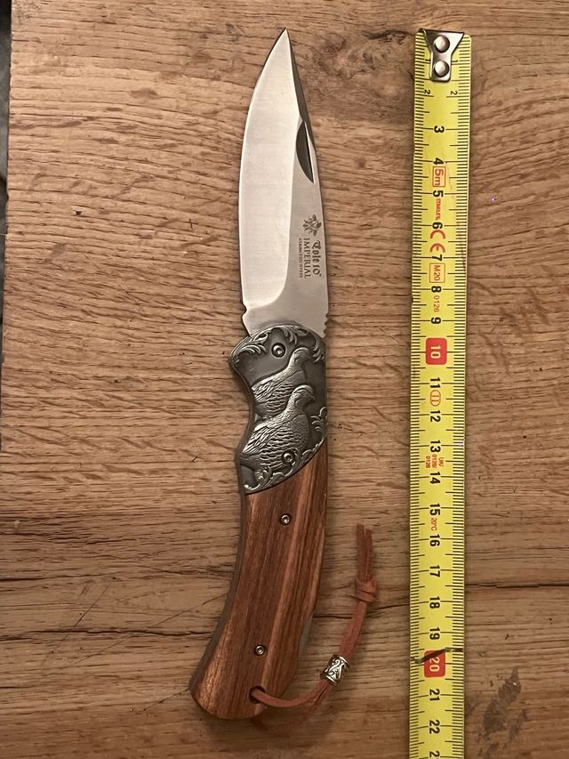 Coltello classico con manico in metallo con rilievo