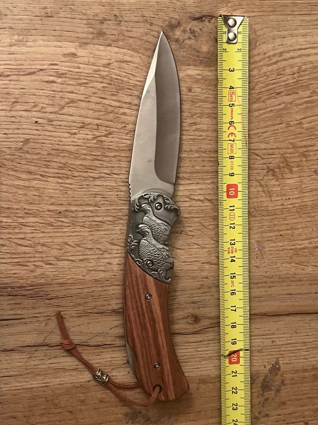 Coltello classico con manico in metallo con rilievo
