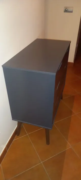 Cómoda de madera y plástico