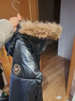 Abrigo brillante capucha chica azul electrico