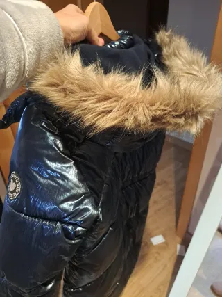 Abrigo brillante capucha chica azul electrico