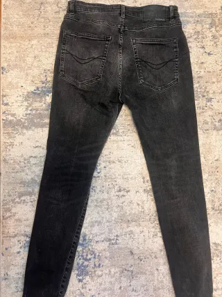Pantalón vaquero negro