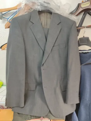 Traje de chaqueta y pantalón gris