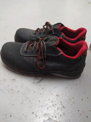 Zapatos de seguridad negros y rojos