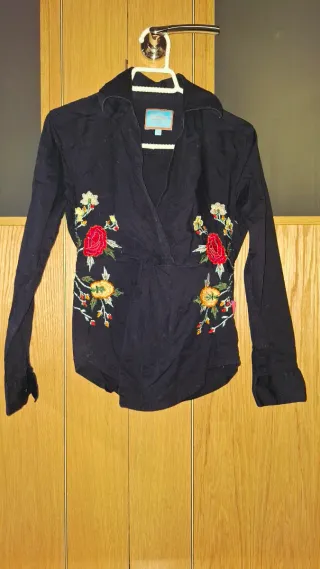 Camisa negra bordada flores