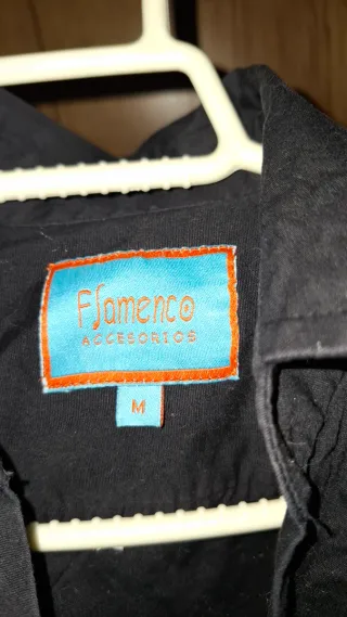 Camisa negra bordada flores