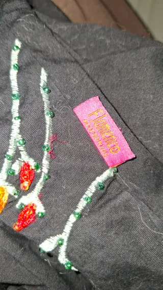 Camisa negra bordada flores