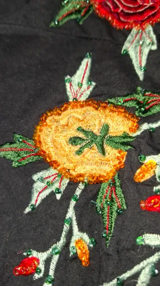 Camisa negra bordada flores