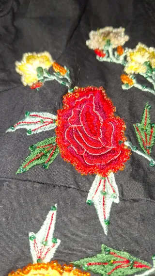 Camisa negra bordada flores