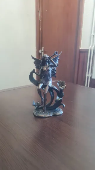 Figura de Hada Sobre Flores de Lirios Art Noveau