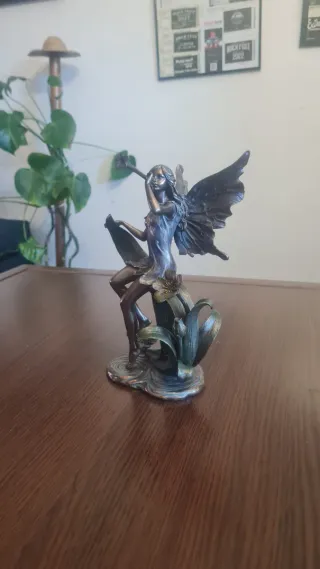 Figura de Hada Sobre Flores de Lirios Art Noveau