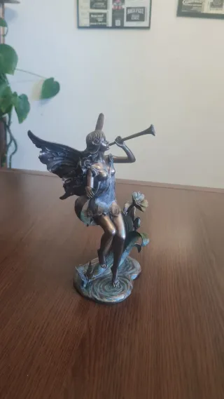 Figura de Hada Sobre Flores de Lirios Art Noveau