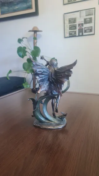 Figura de Hada Sobre Flores de Lirios Art Noveau