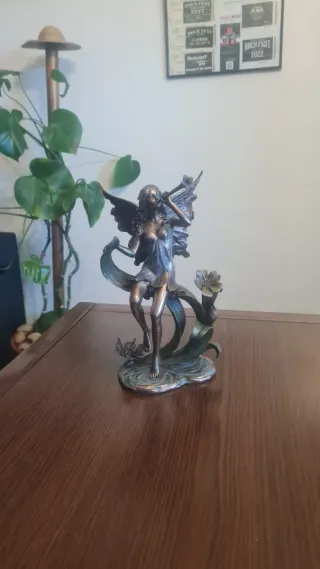 Figura de Hada Sobre Flores de Lirios Art Noveau