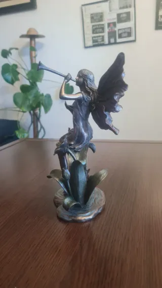 Figura de Hada Sobre Flores de Lirios Art Noveau