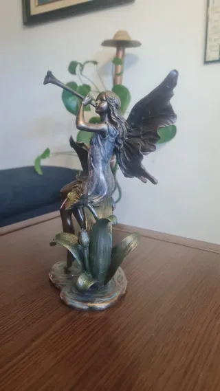 Figura de Hada Sobre Flores de Lirios Art Noveau