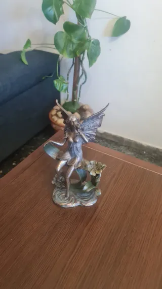 Figura de Hada Sobre Flores de Lirios Art Noveau