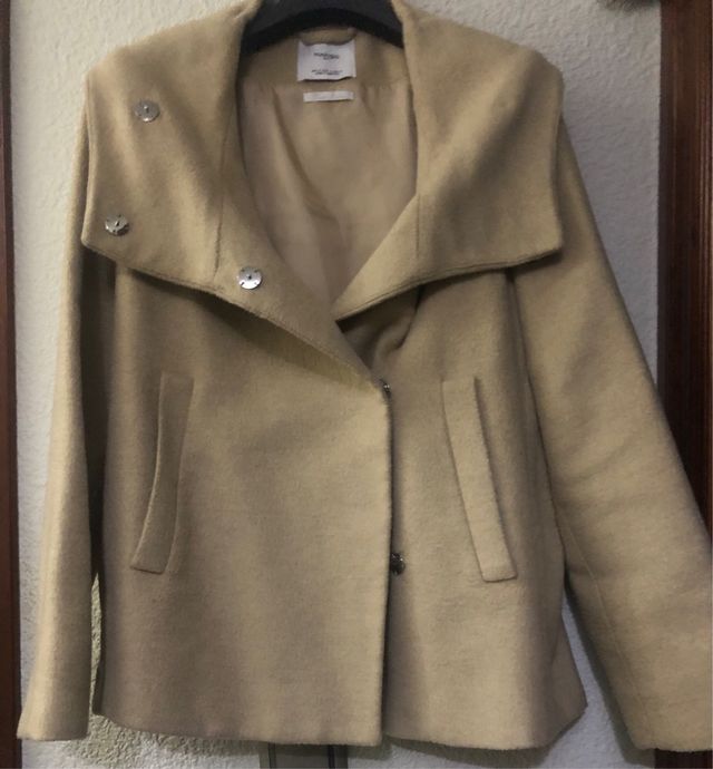 Abrigo corto de Mango. Color beige