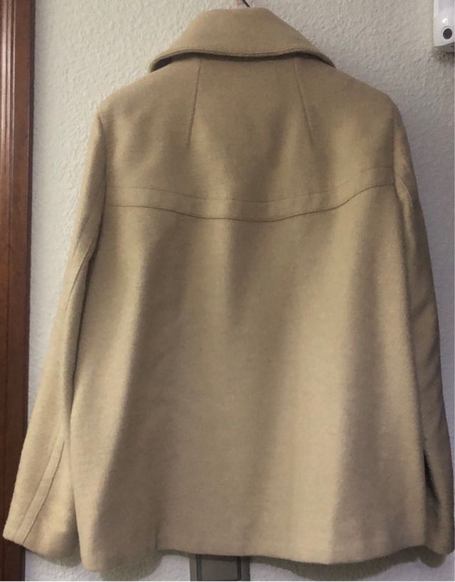 Abrigo corto de Mango. Color beige