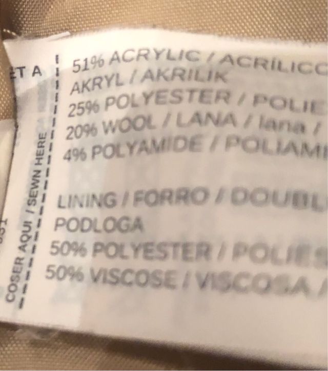 Abrigo corto de Mango. Color beige