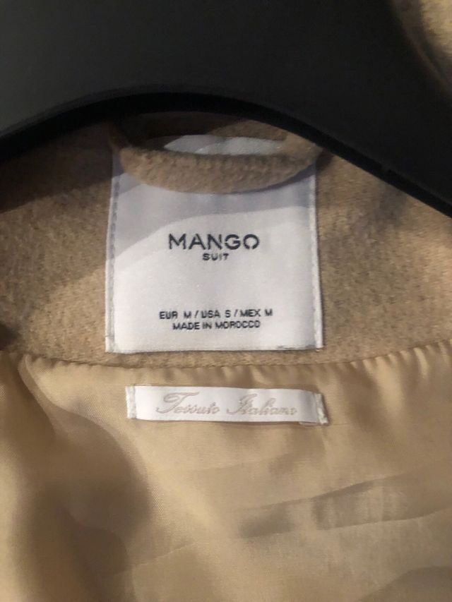 Abrigo corto de Mango. Color beige