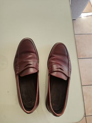 Mocasines de vestir Barrats color cognac/burdeos.
