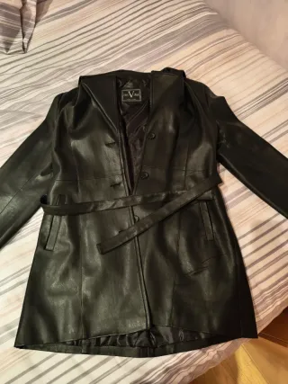 Chaqueta de piel negra con cinturón