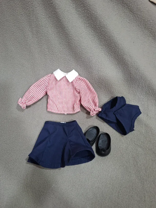 Nancy Colegiala: Gonna, Camicetta, Gilet e Scarpe