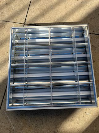 Luminaria fluorescente con rejilla