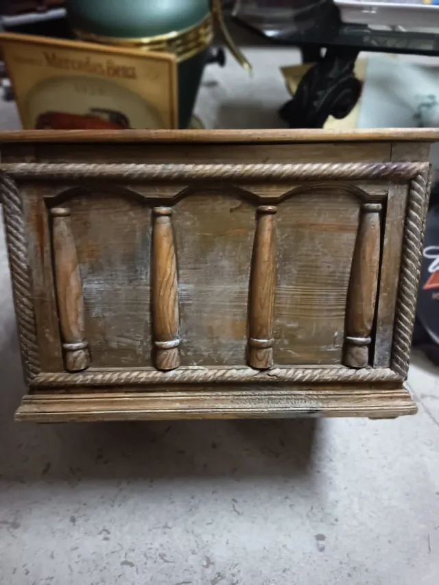 Baúl de madera antiguo decorado