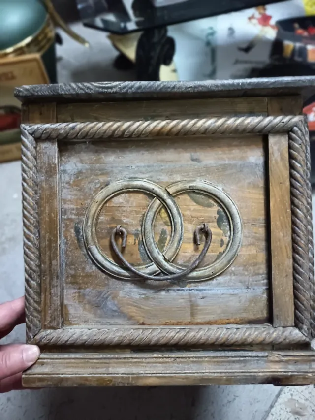 Baúl de madera antiguo decorado