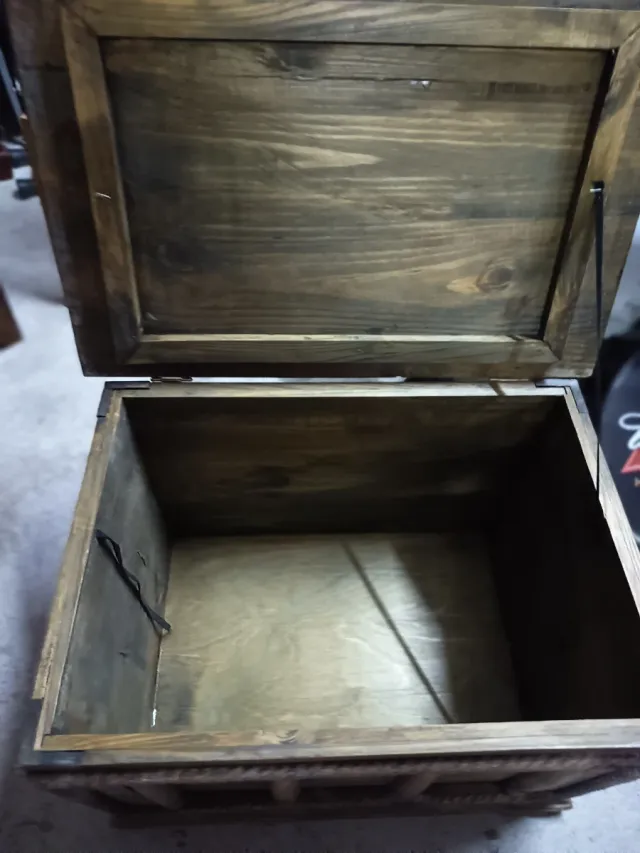 Baúl de madera antiguo decorado