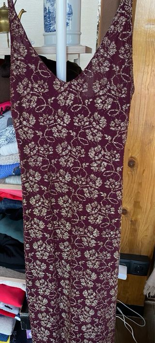 Vestido morado con estampado floral dorado