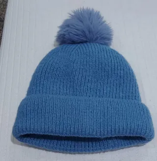 Gorro de lana azul con pompón