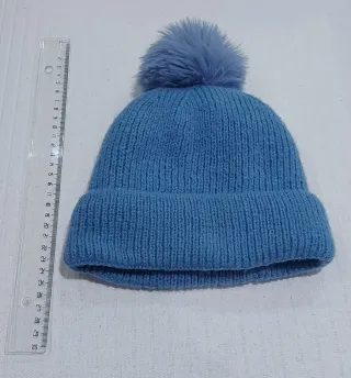 Gorro de lana azul con pompón