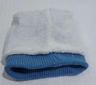 Gorro de lana azul con pompón