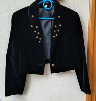 Chaqueta negra terciopelo adornos dorados