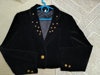 Chaqueta negra terciopelo adornos dorados