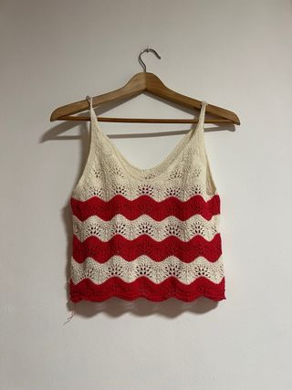 Camiseta tirantes crochet roja y blanca