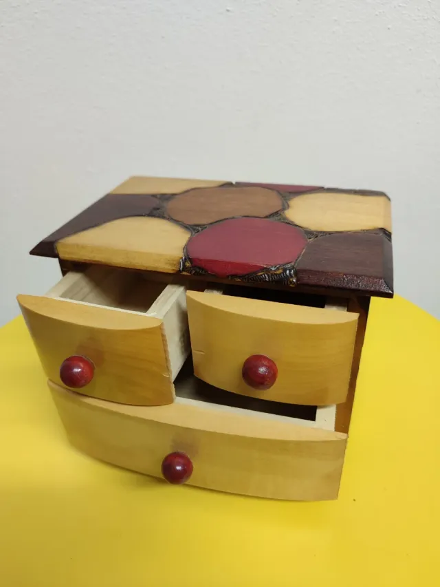 Portagioie in legno decorato.