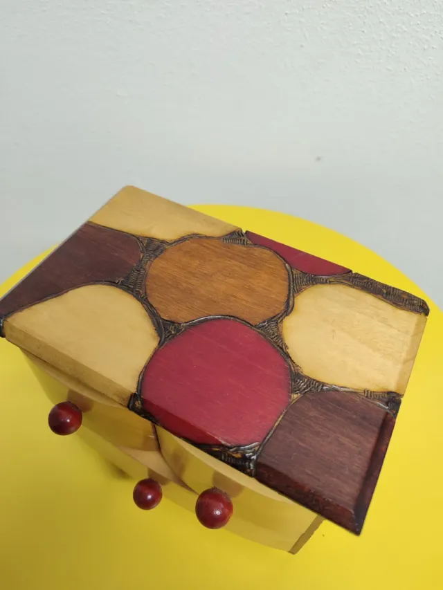 Portagioie in legno decorato.